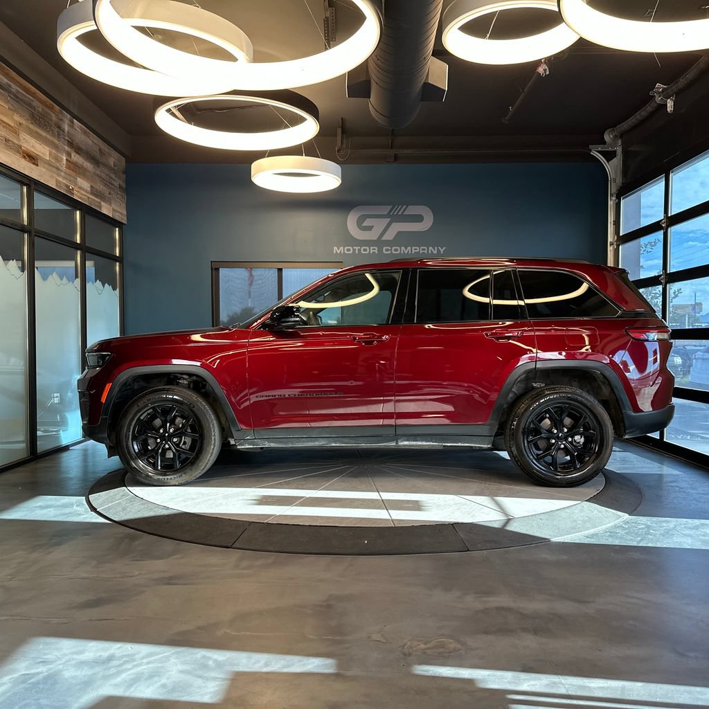 Used 2024 Jeep Grand Cherokee Altitude AWD/4WD image 6