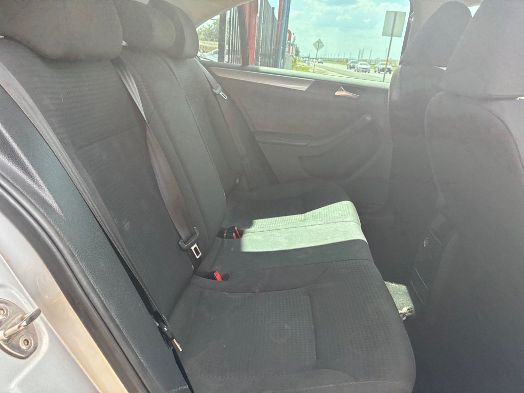 Used 2015 Volkswagen Jetta SE FWD image 25