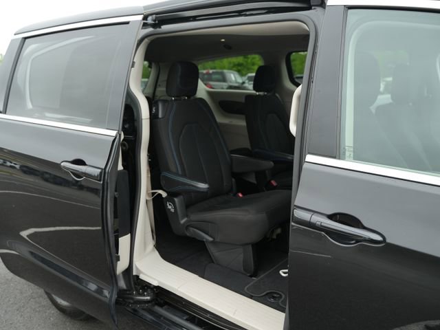 Used 2021 Chrysler Pacifica Touring FWD image 20