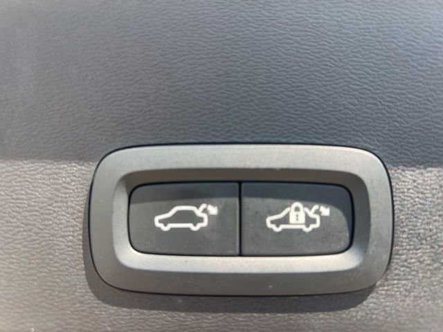 Used 2025 Volvo XC40 B5 Core image 27