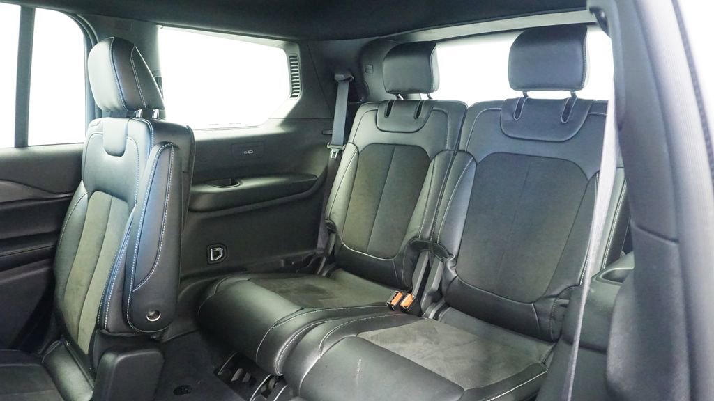 Used 2023 Jeep Grand Cherokee L Laredo image 16