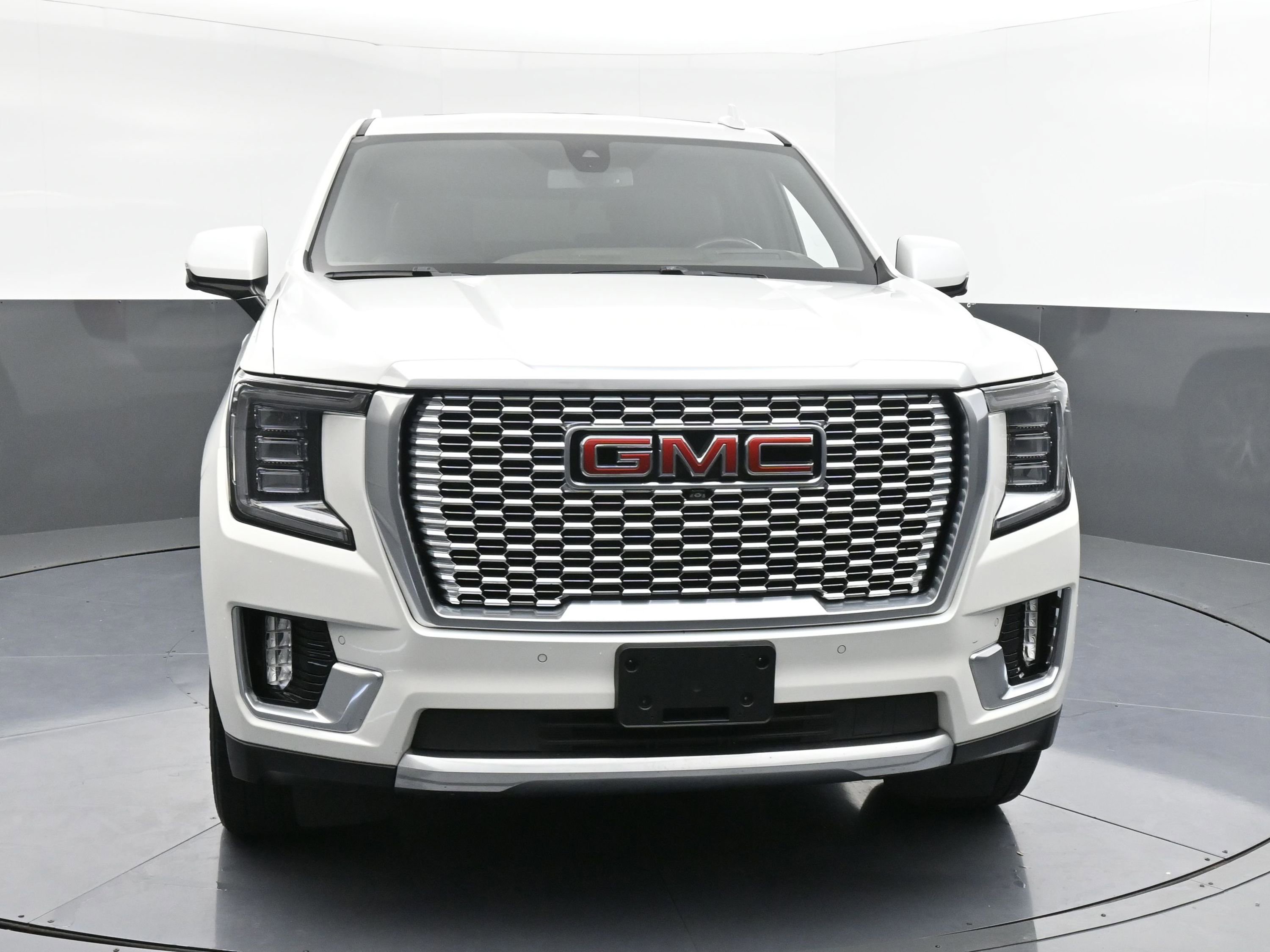 Used 2021 GMC Yukon Denali image 2