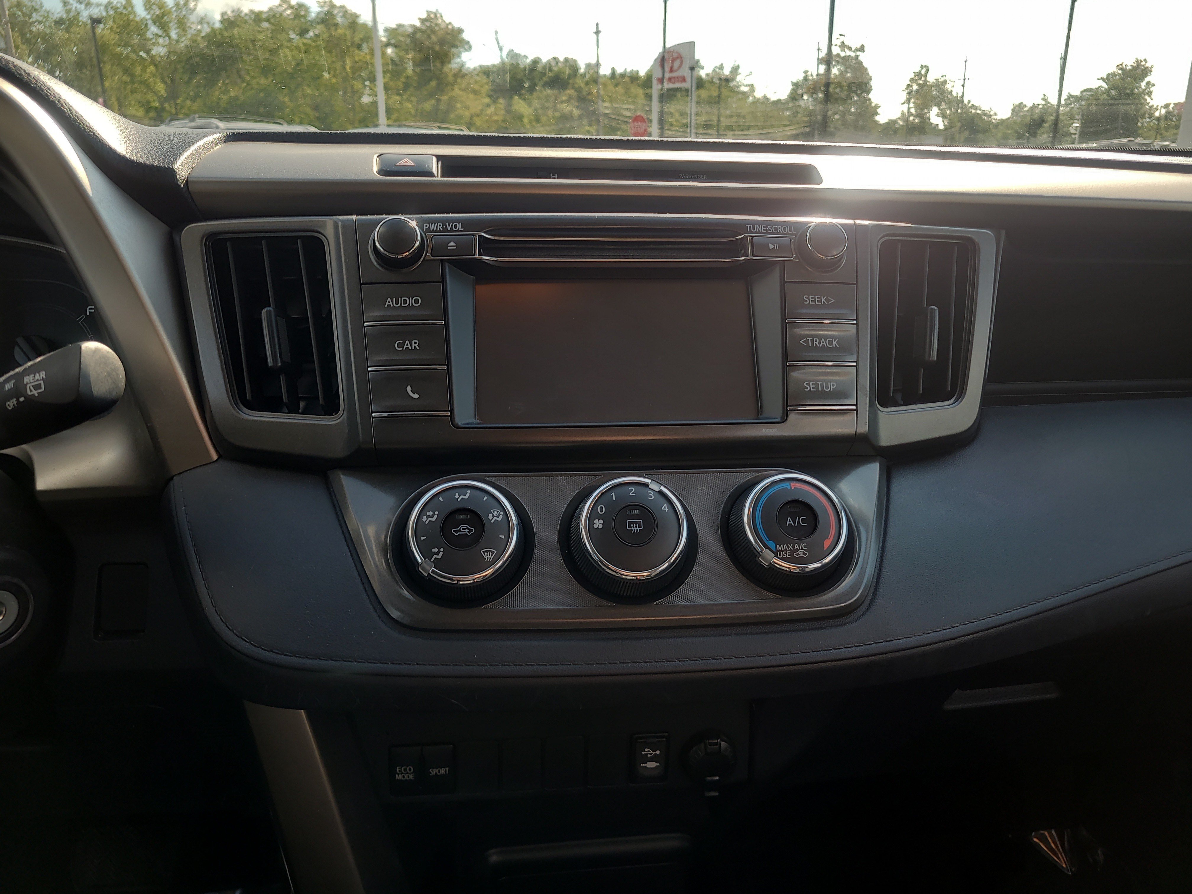 Used 2015 Toyota RAV4 LE AWD/4WD image 19