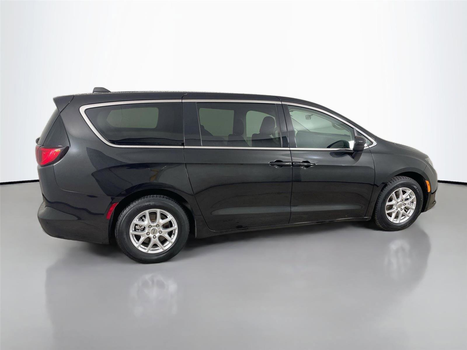 Used 2022 Chrysler Voyager LX image 15