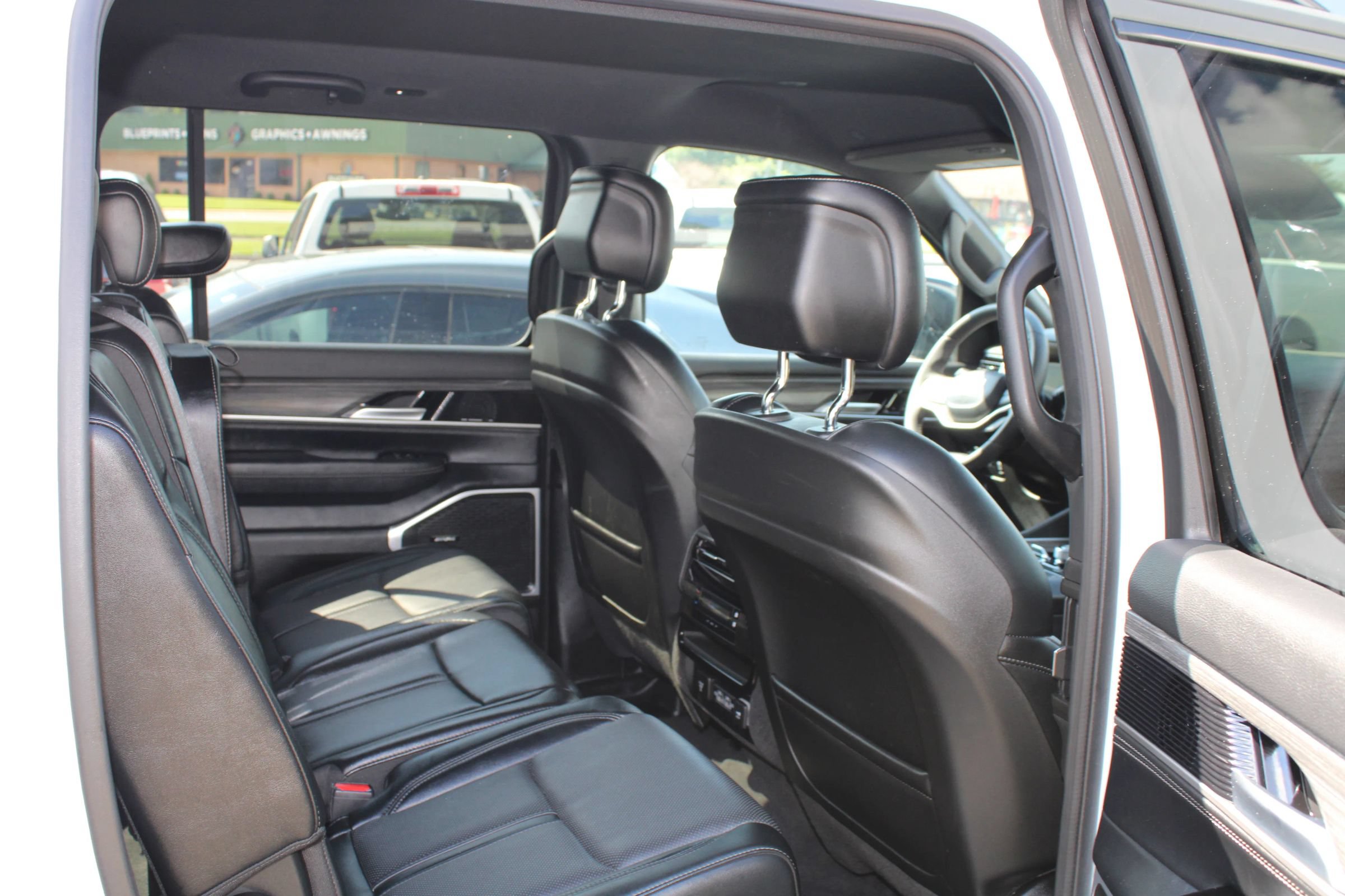 Used 2024 Jeep Wagoneer L Series II w/ Flexible Seating Group AWD/4WD image 25