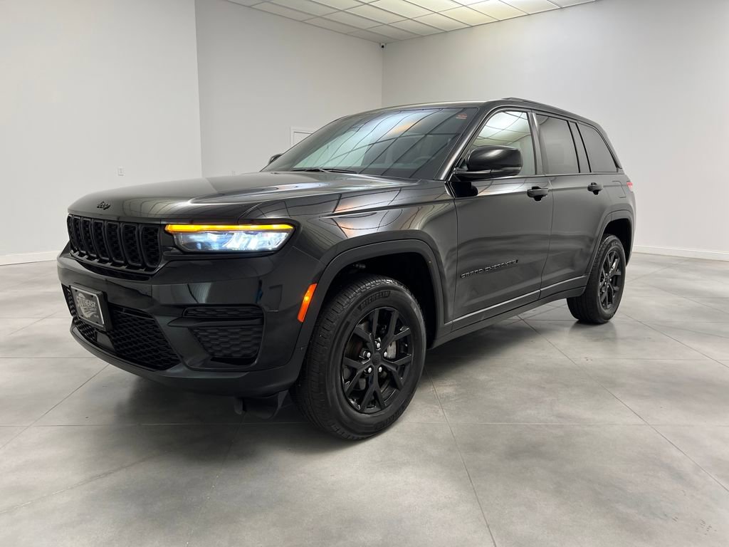 Used 2024 Jeep Grand Cherokee Altitude image 3
