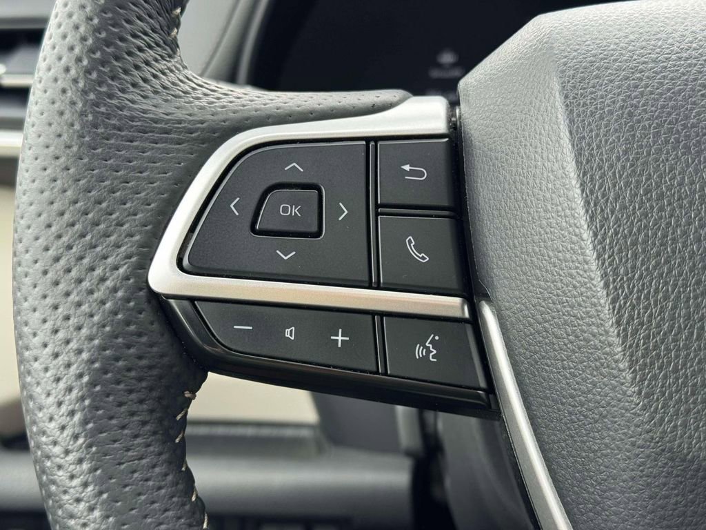 Used 2025 Toyota Sienna Limited image 22