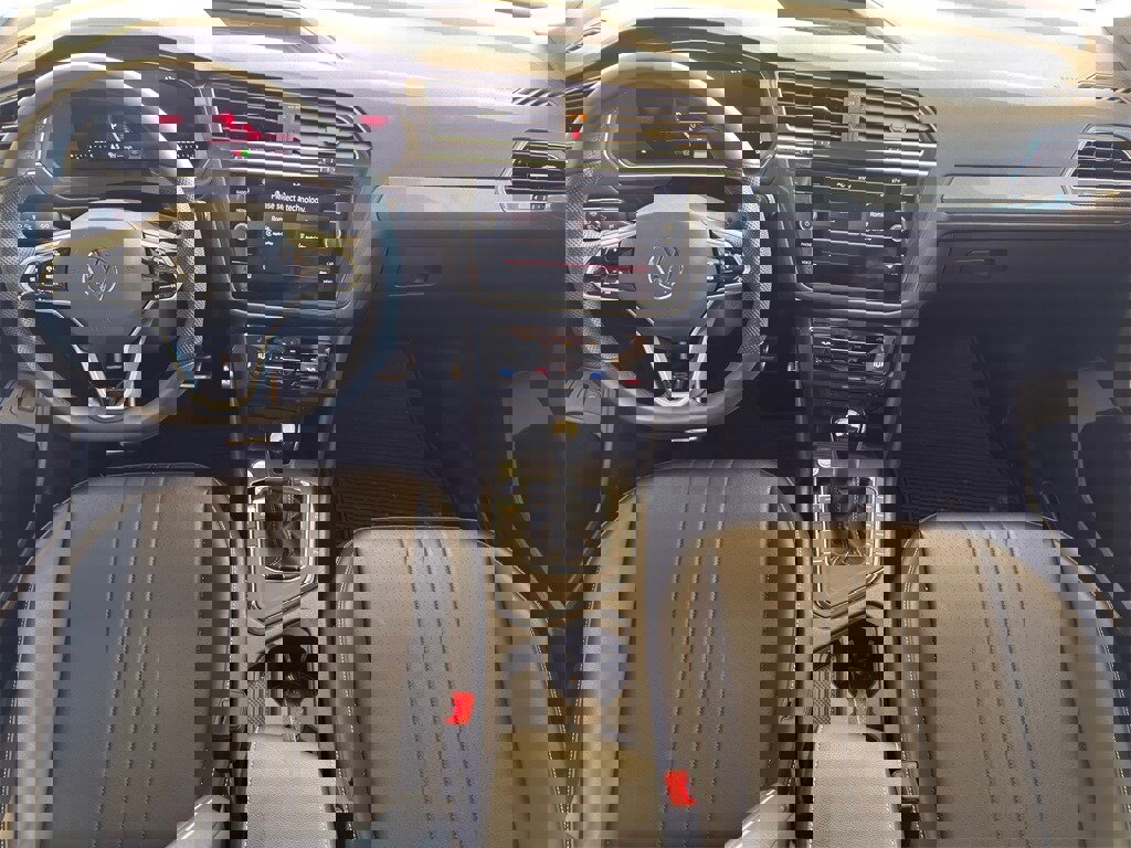 Used 2024 Volkswagen Tiguan SE R-Line image 25