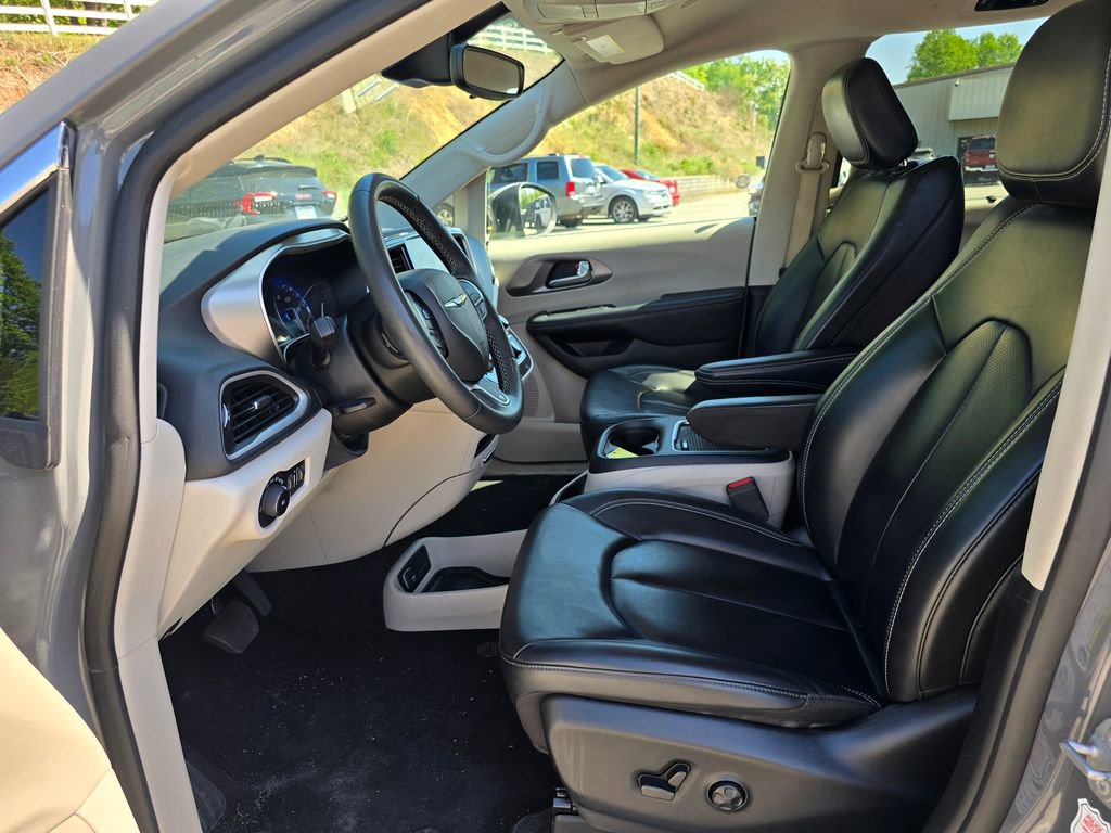 Used 2023 Chrysler Pacifica Touring-L FWD image 4