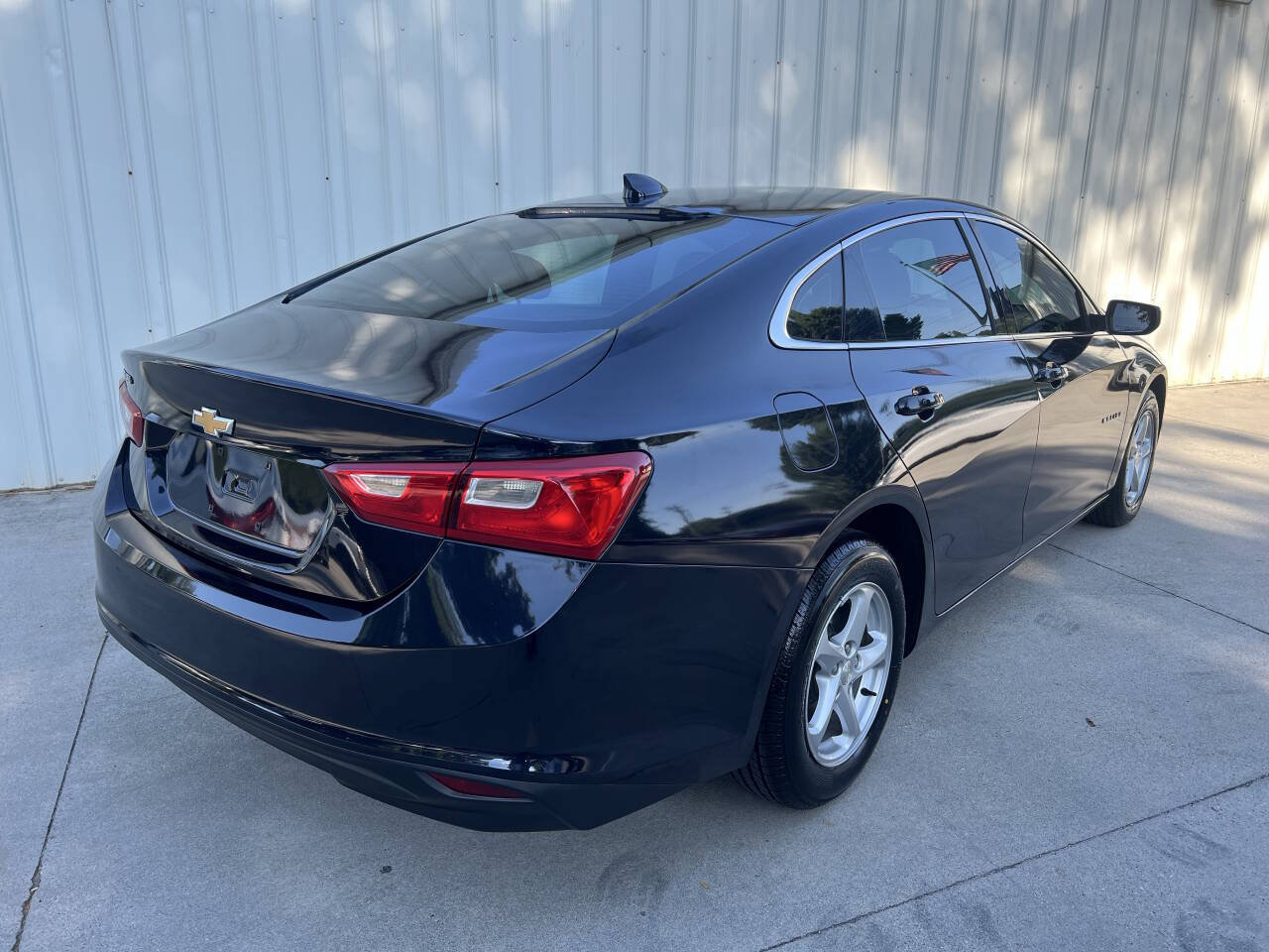 Used 2018 Chevrolet Malibu LS FWD image 2