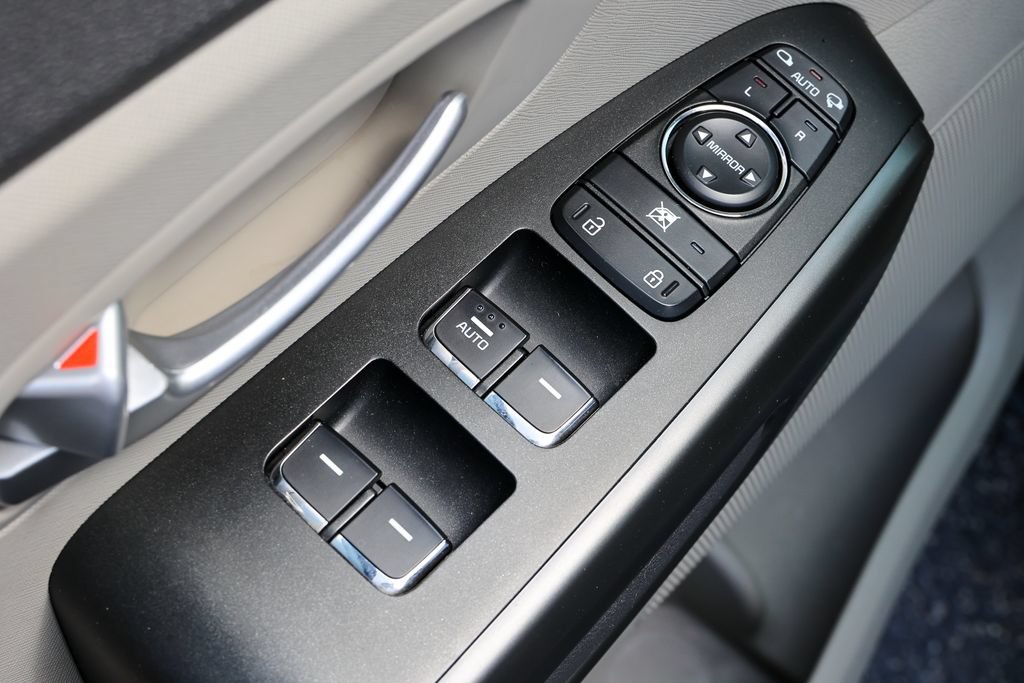 Used 2016 Kia Sedona LX w/ LX Essentials Premium Package FWD image 5