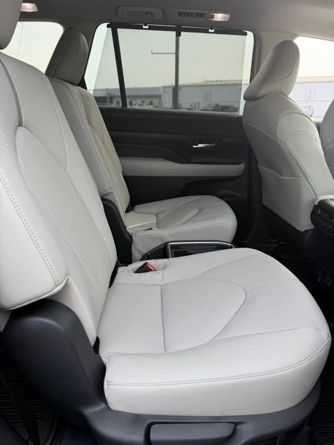 Used 2025 Toyota Grand Highlander AWD image 25