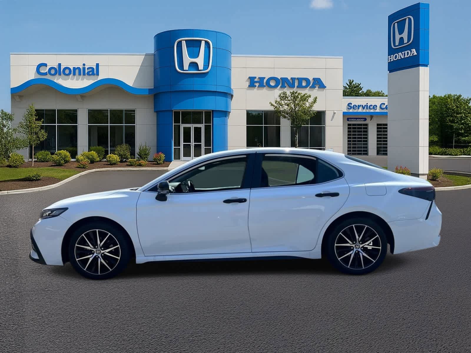 Used 2023 Toyota Camry SE w/ Cold Weather Package FWD image 3