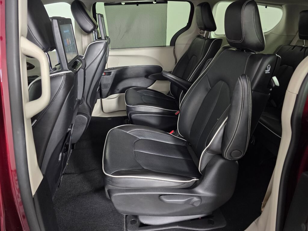 Used 2022 Chrysler Pacifica Limited w/ Uconnect Theater Family Group FWD image 41