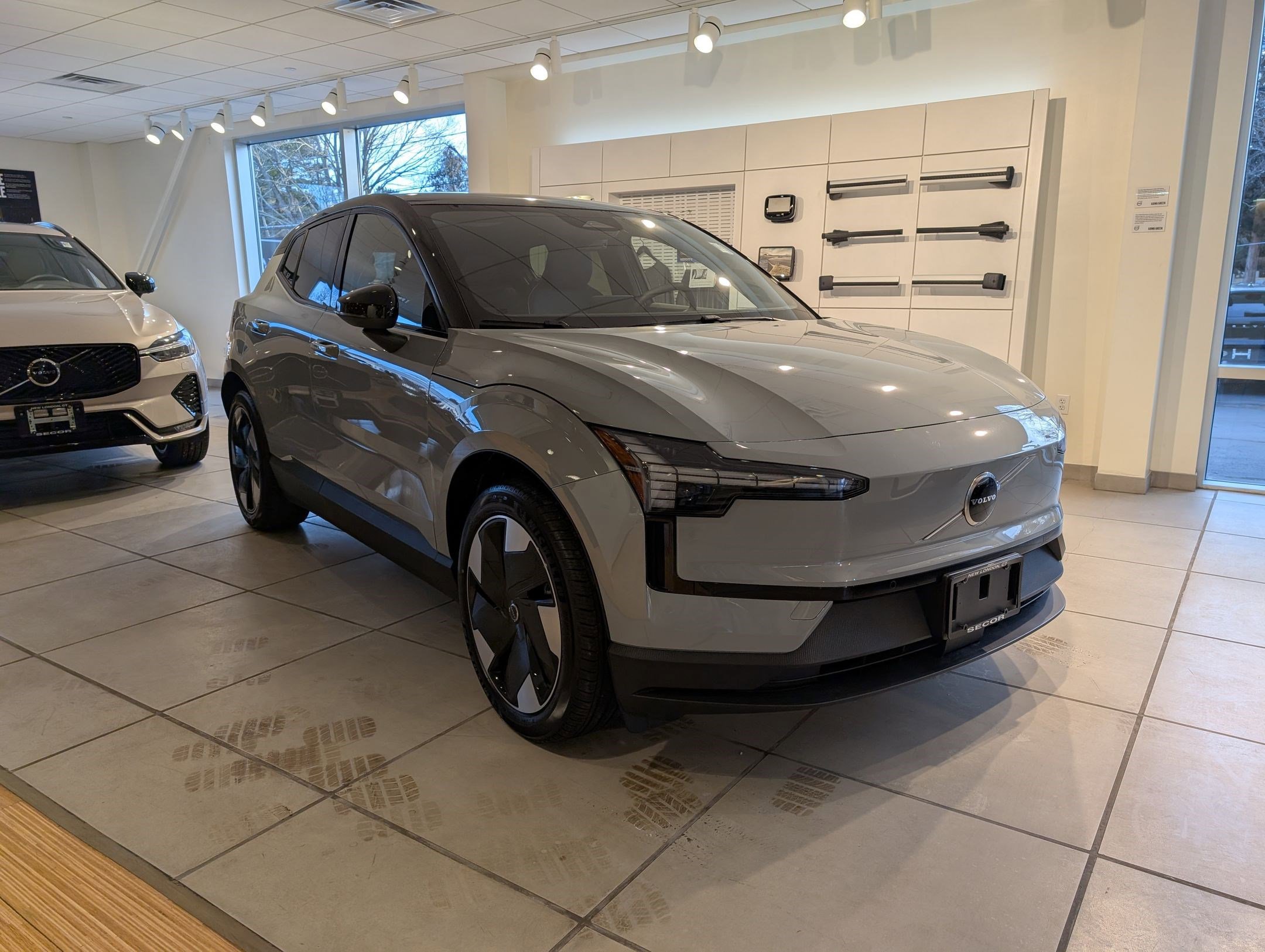 New 2025 Volvo EX30 Plus w/ Protection Package Premier image 2