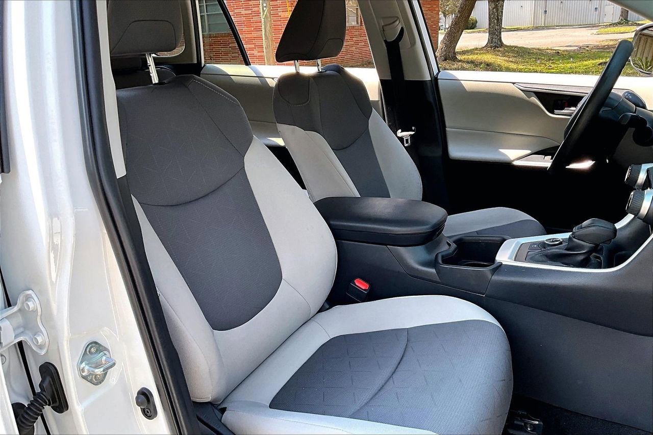 Used 2025 Toyota RAV4 XLE w/ Convenience Package image 30