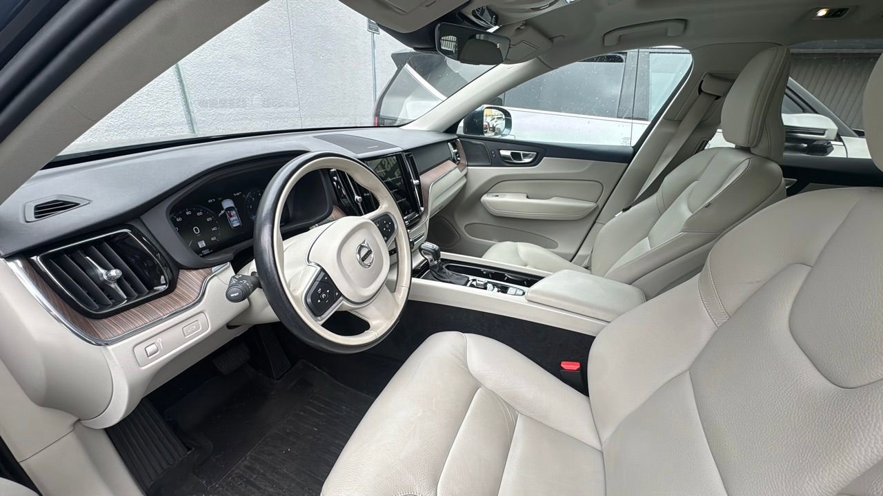 Used 2021 Volvo XC60 T5 Momentum w/ Premium Package FWD image 3