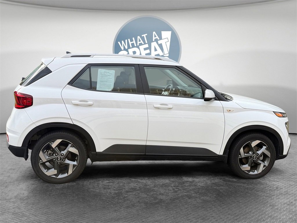 Used 2022 Hyundai Venue SEL image 2