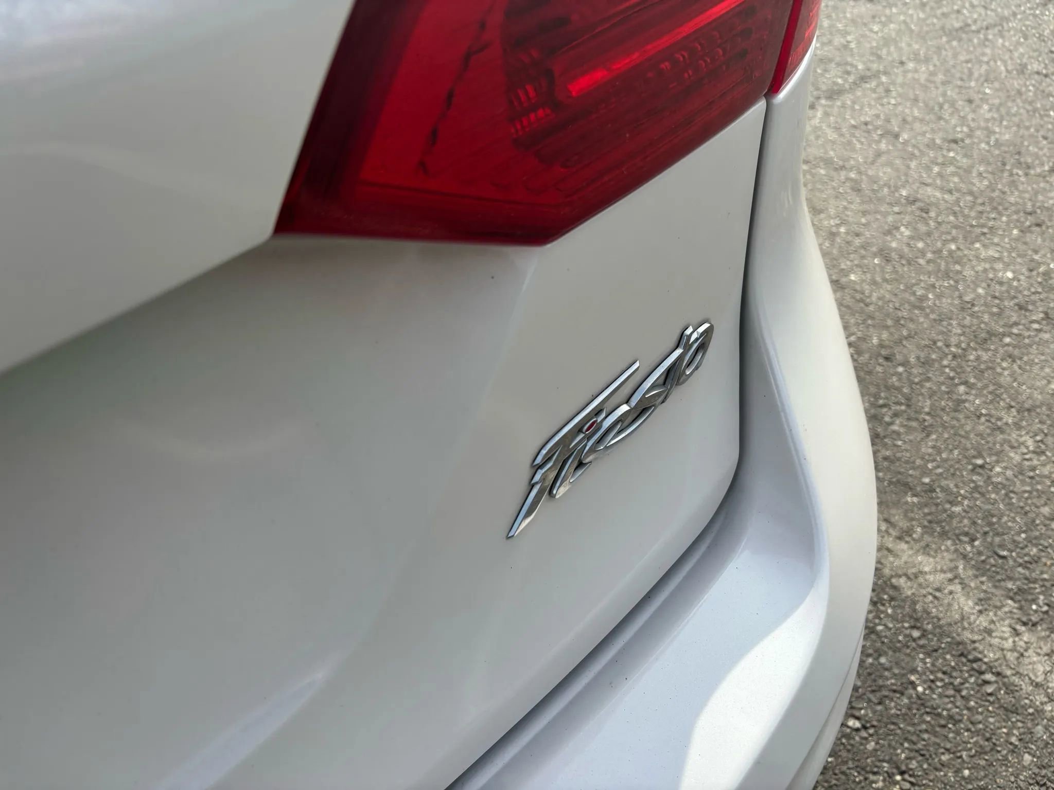 Used 2016 Ford Fiesta Titanium image 14