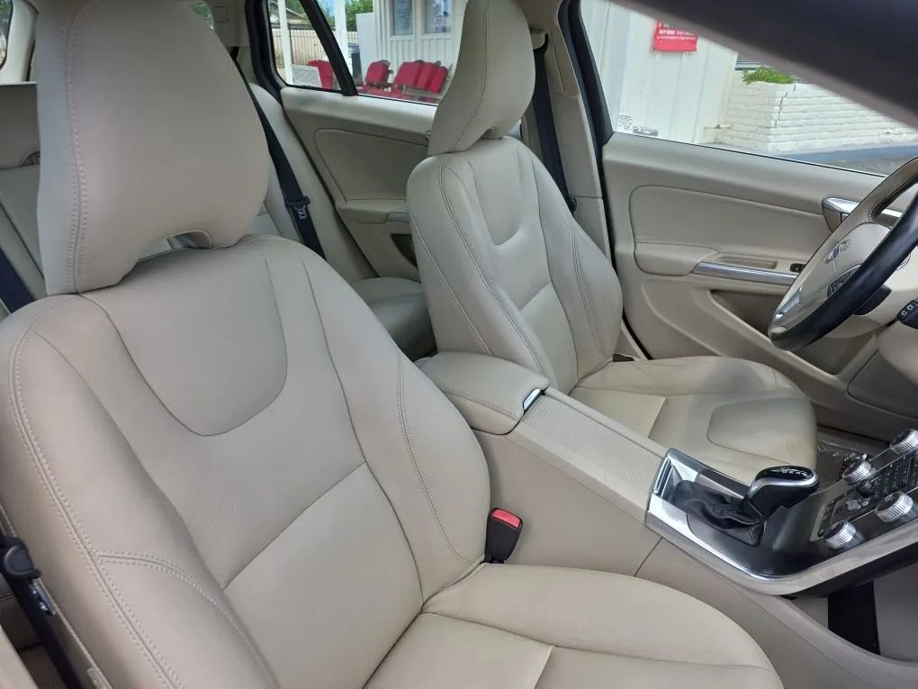 Used 2015 Volvo V60 T5 Premier w/ Convenience Package image 11