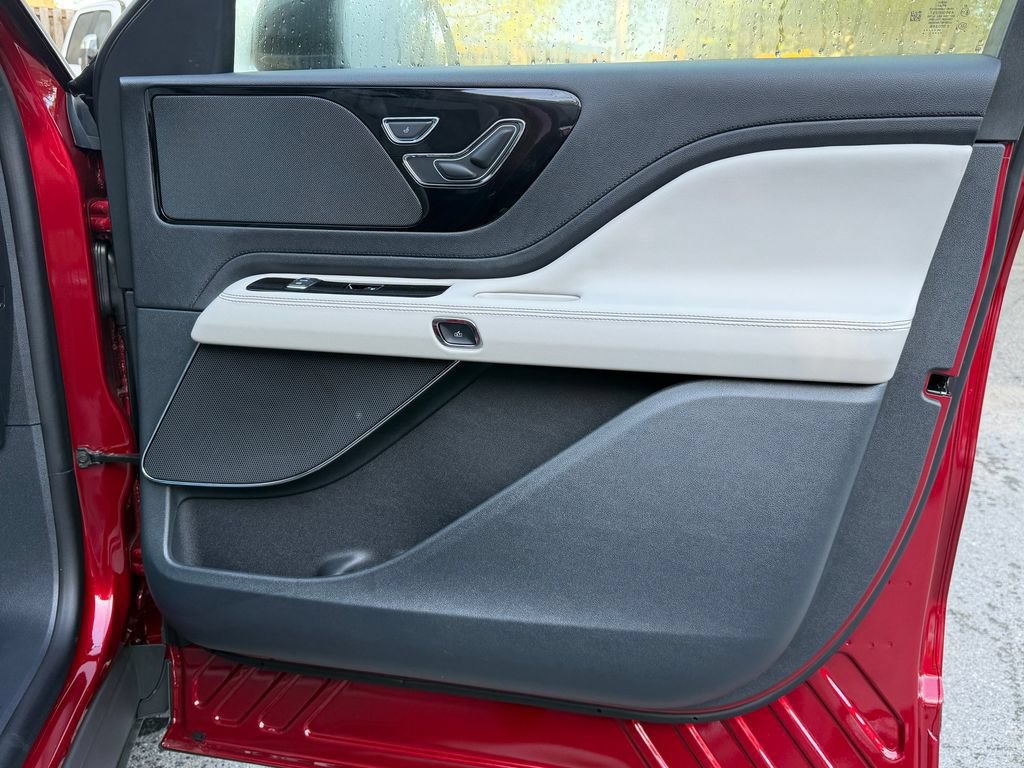 New 2027 Lincoln Aviator AWD image 8