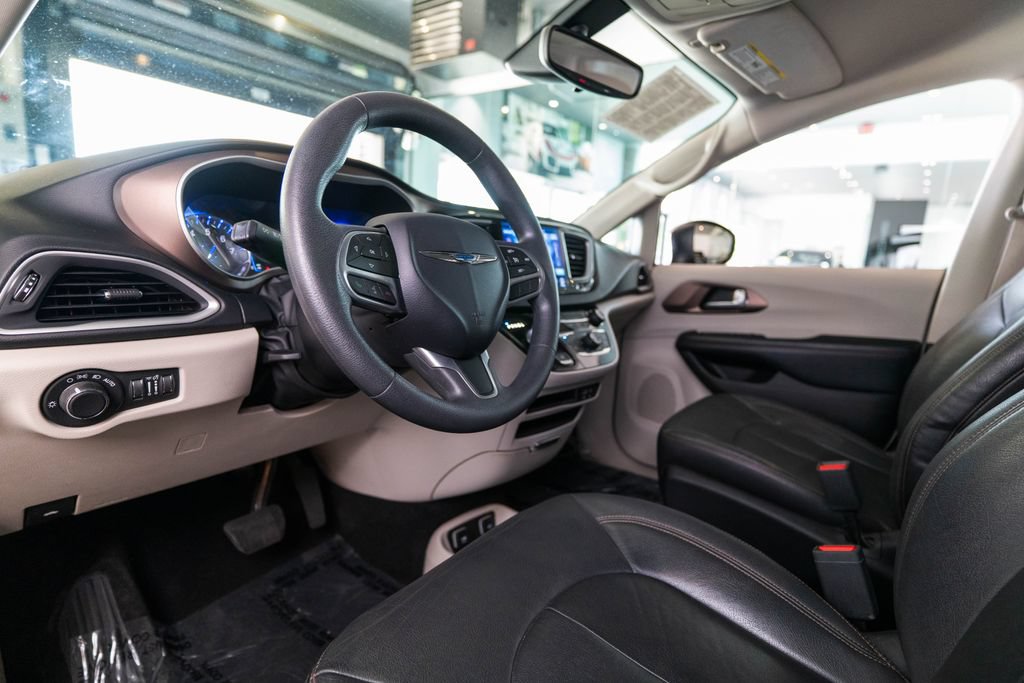 Used 2017 Chrysler Pacifica Touring FWD image 4