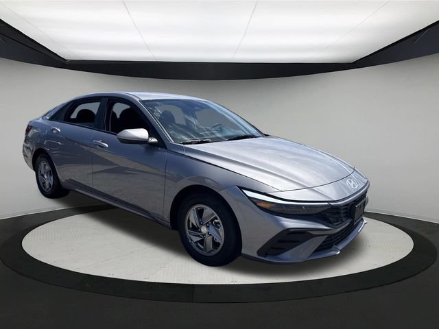 Certified 2026 Hyundai Elantra SE FWD image 2