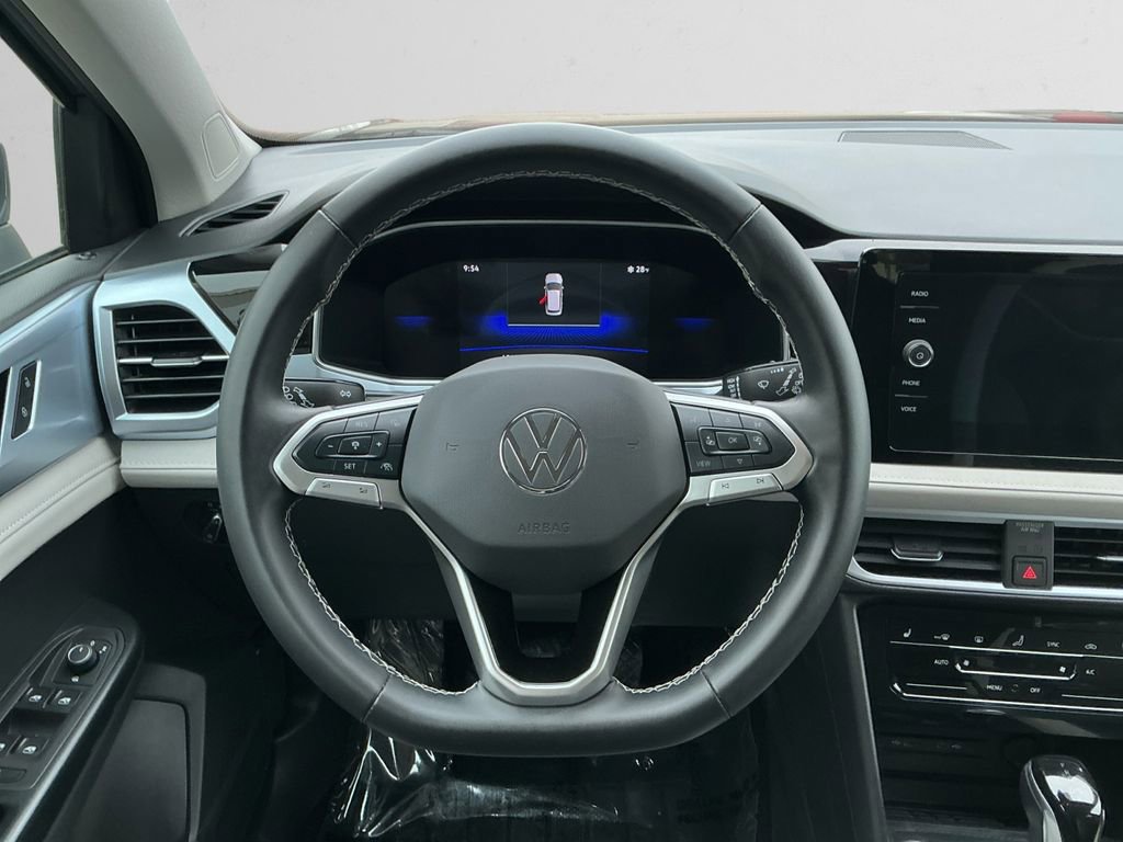 Used 2025 Volkswagen Taos SE image 12