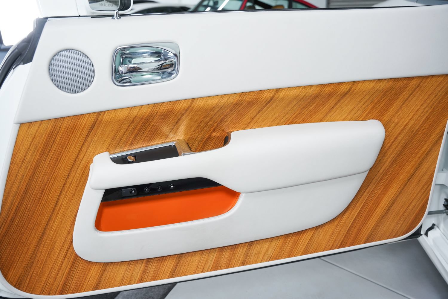 Used 2017 Rolls-Royce Dawn RWD image 30