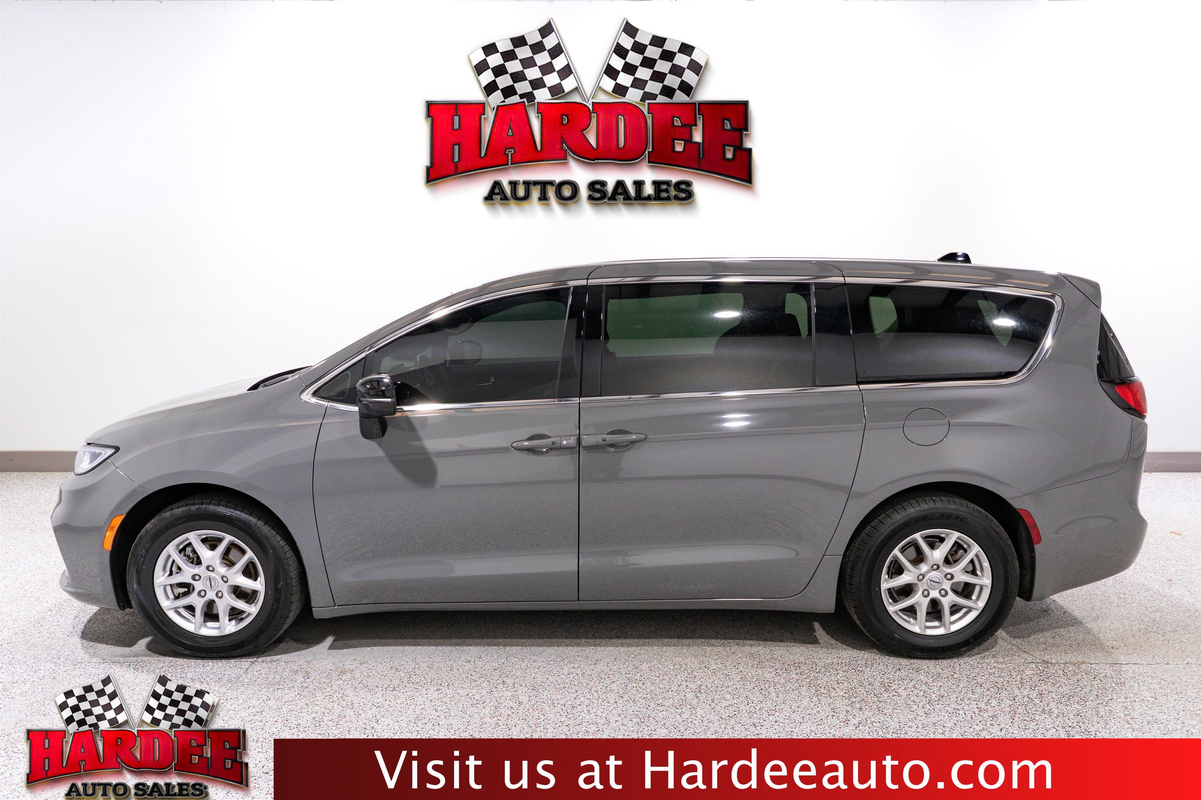 Used 2025 Chrysler Pacifica Select