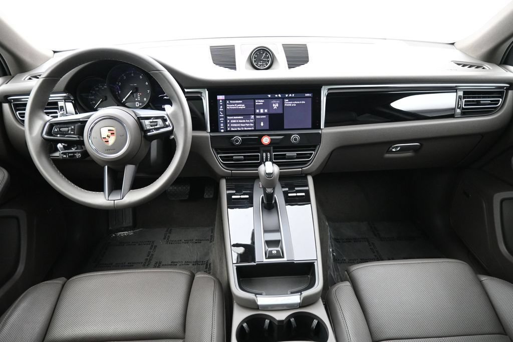 Certified 2025 Porsche Macan AWD/4WD image 6