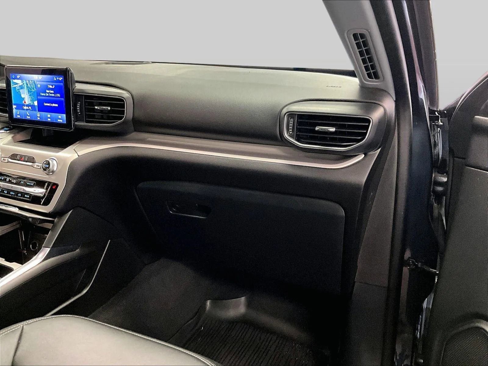 Certified 2022 Ford Explorer XLT w/ Equipment Group 202A AWD/4WD image 15