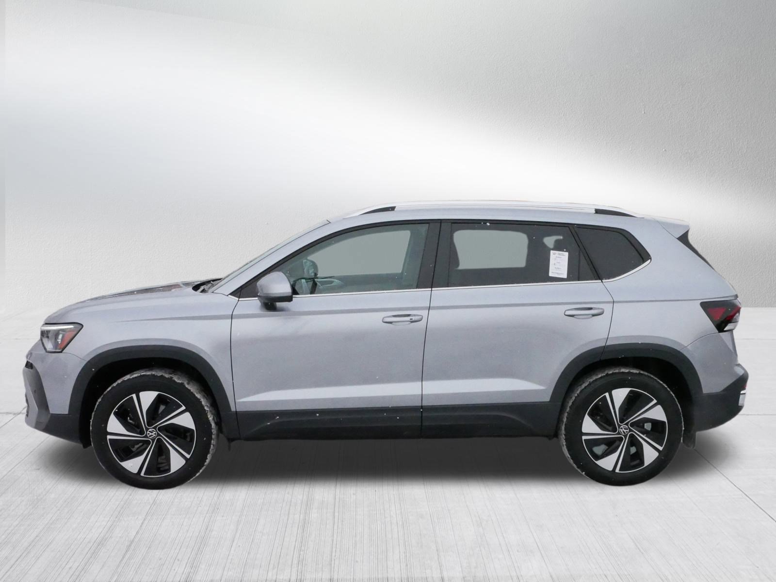 Certified 2025 Volkswagen Taos SE image 4