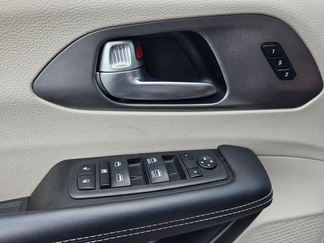 Used 2023 Chrysler Pacifica Touring-L FWD image 31