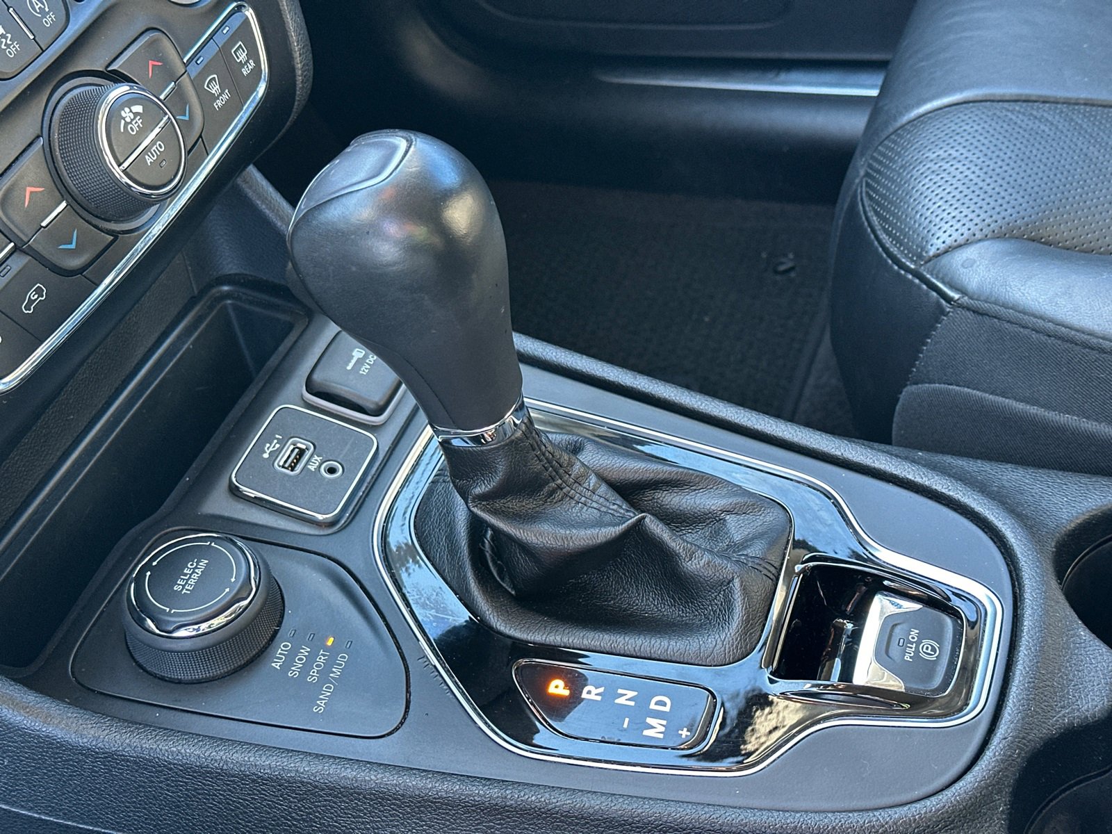 Used 2019 Jeep Cherokee Overland w/ Technology Group image 34