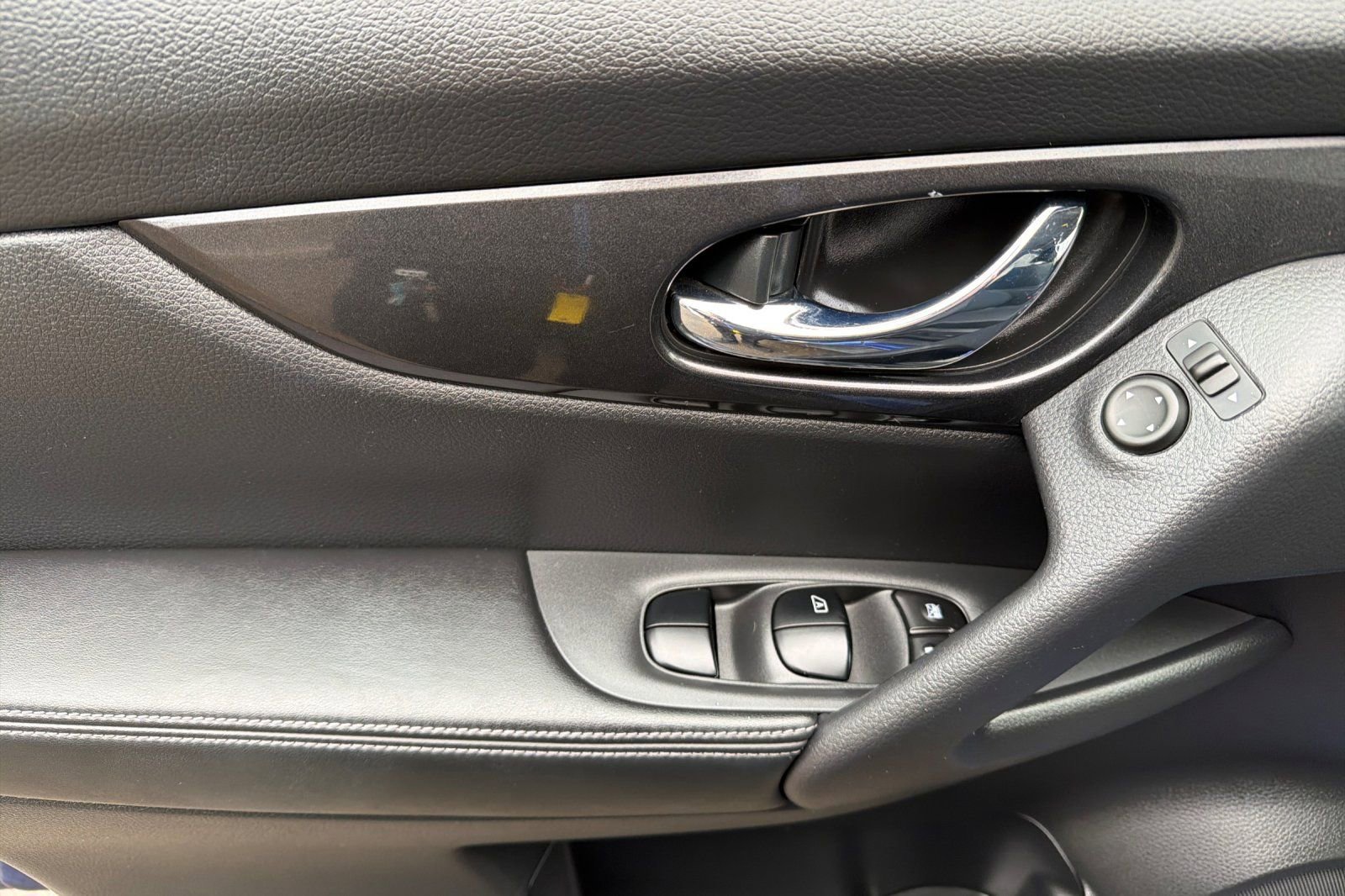 Used 2017 Nissan Rogue SV image 10