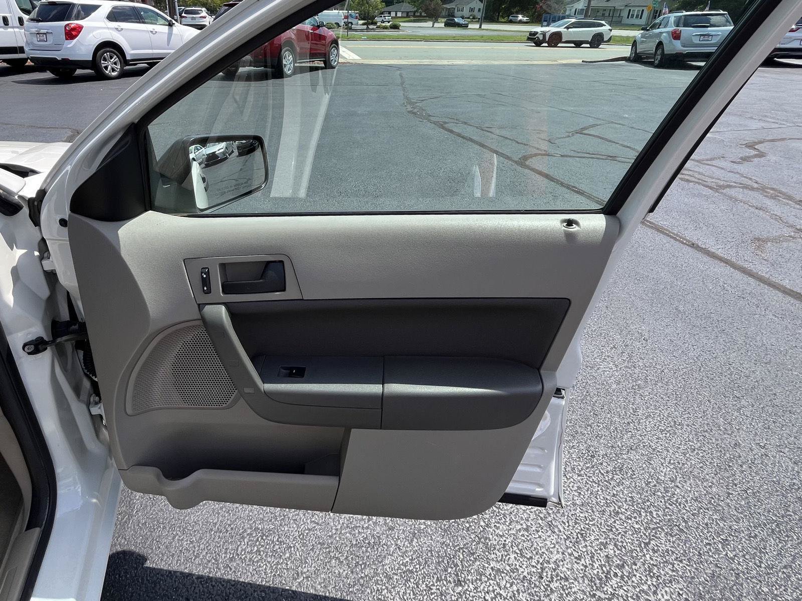 Used 2009 Ford Focus SE FWD image 27