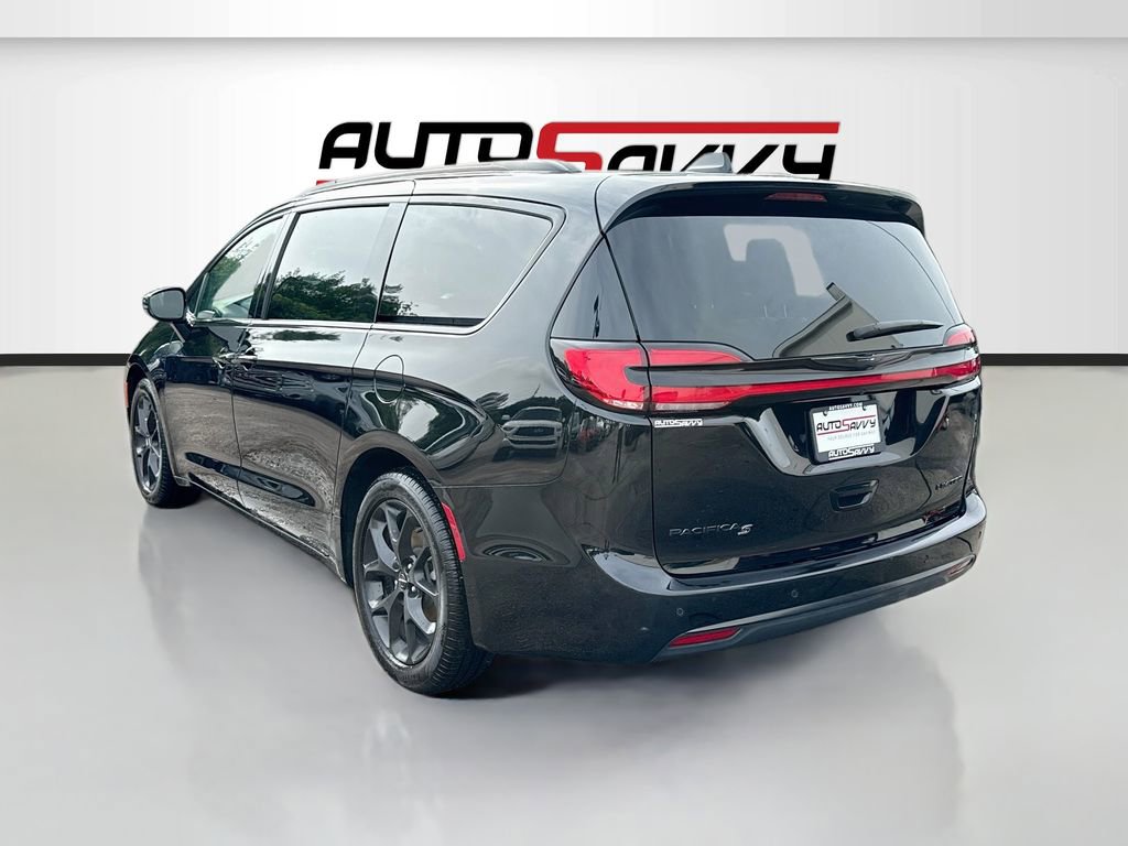 Used 2025 Chrysler Pacifica Limited FWD image 5