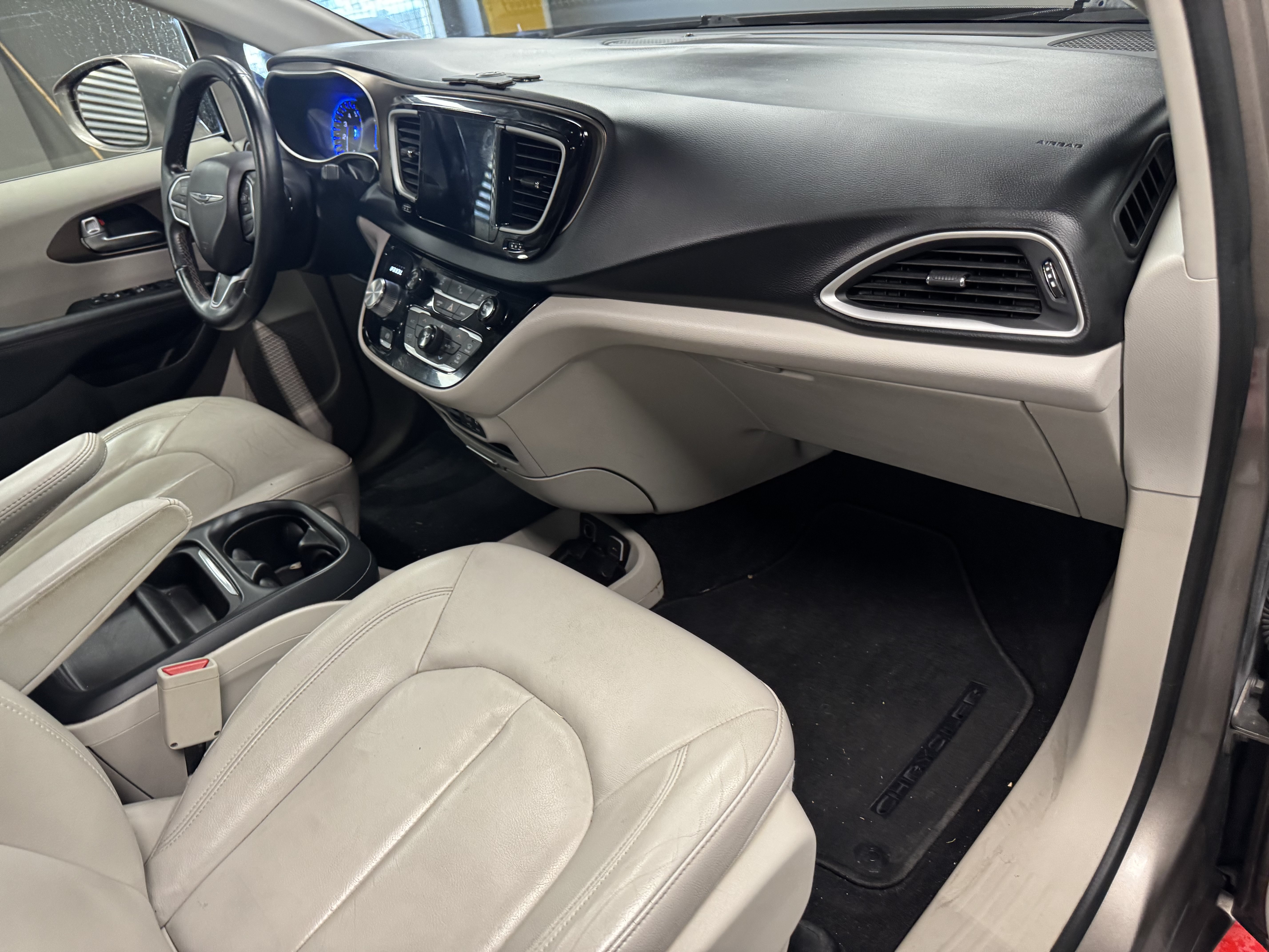 Used 2017 Chrysler Pacifica Touring-L FWD image 17