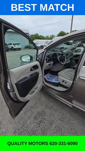 Used 2017 Chrysler Pacifica Limited FWD image 5