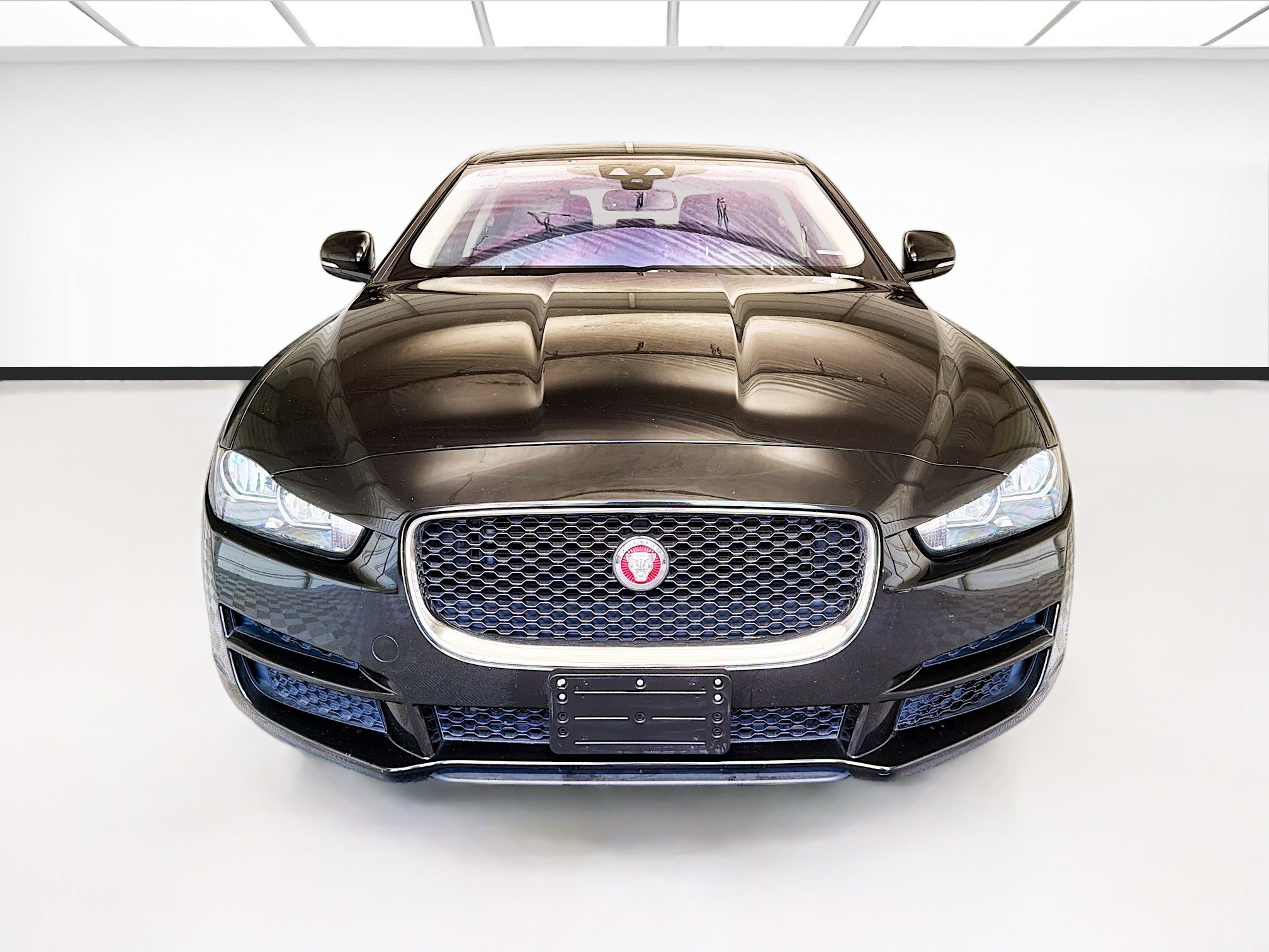Used 2017 Jaguar XE Prestige RWD image 2