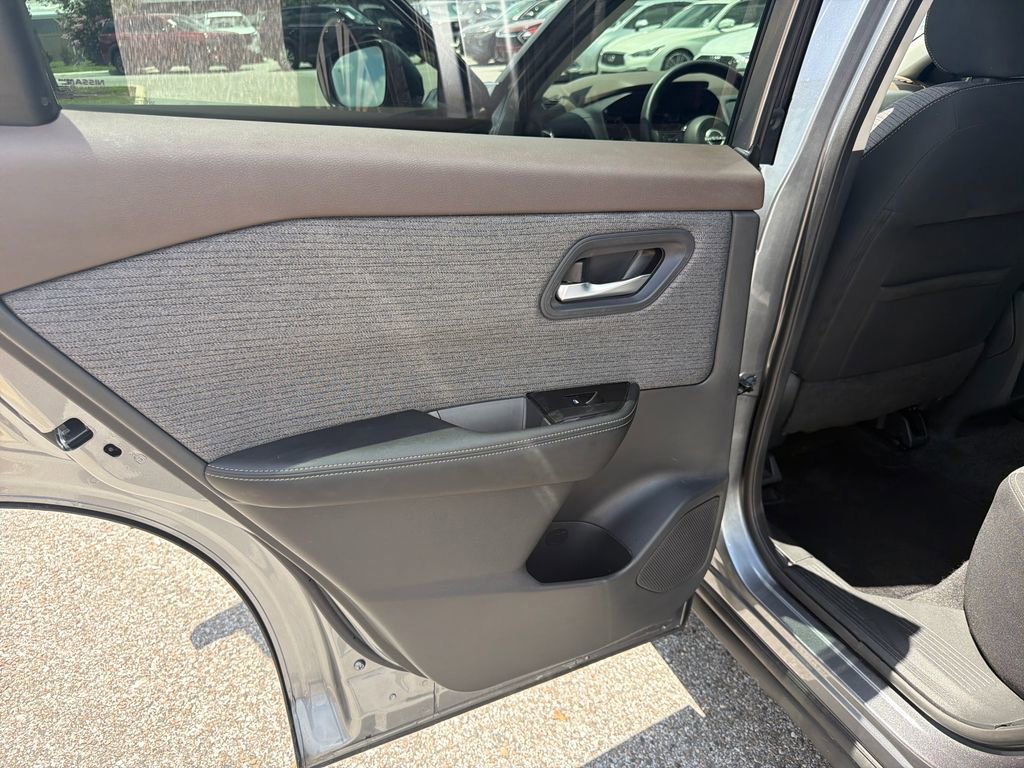 Used 2022 Nissan Rogue SV FWD image 18