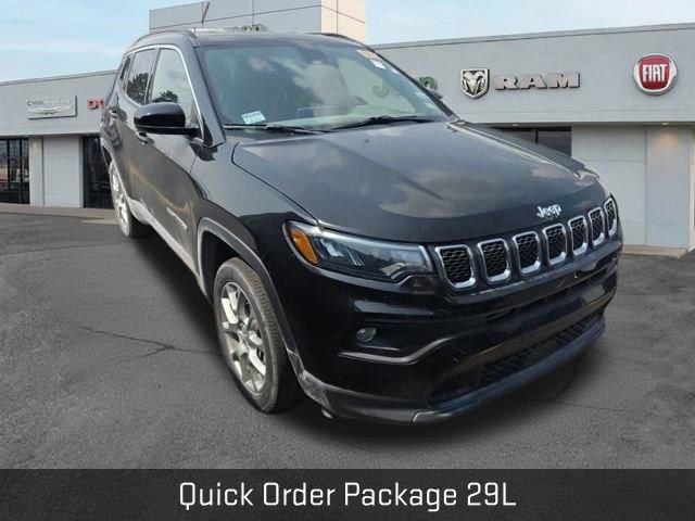 Used 2023 Jeep Compass Latitude AWD/4WD image 2