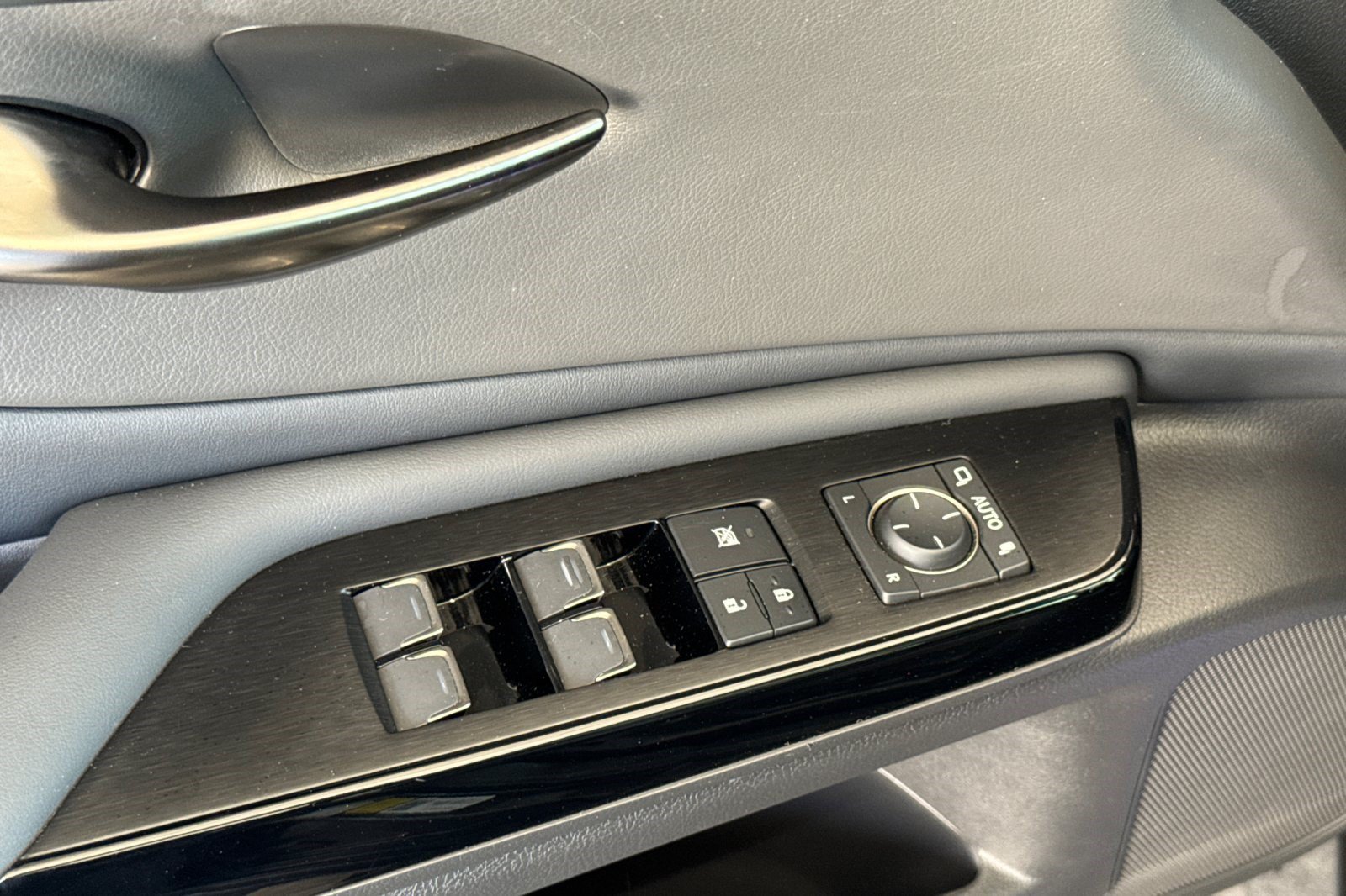 Certified 2025 Lexus ES 300h w/ Premium Package FWD image 13