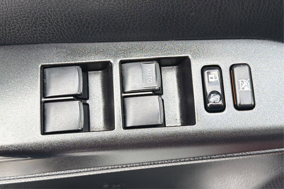 Used 2018 Toyota RAV4 LE w/ All Weather Liner Package image 33