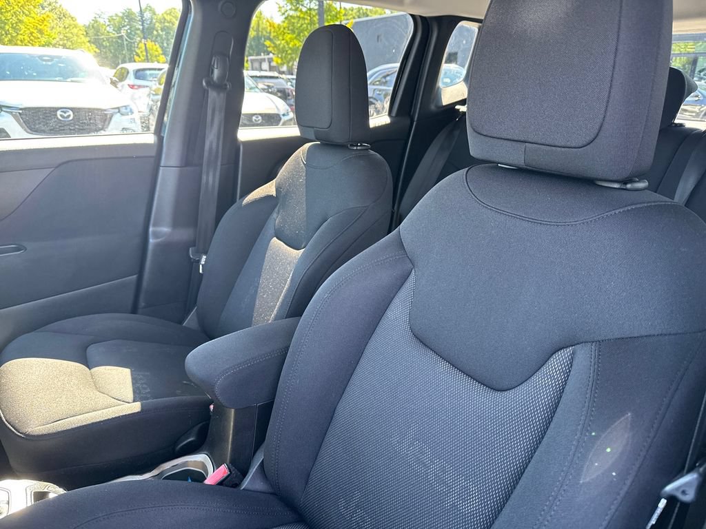 Used 2017 Jeep Renegade Latitude AWD/4WD image 9