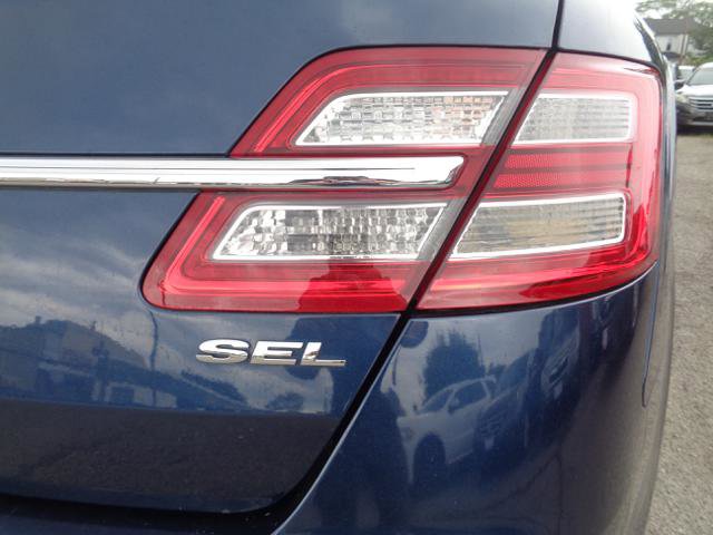 Used 2017 Ford Taurus SEL FWD image 11
