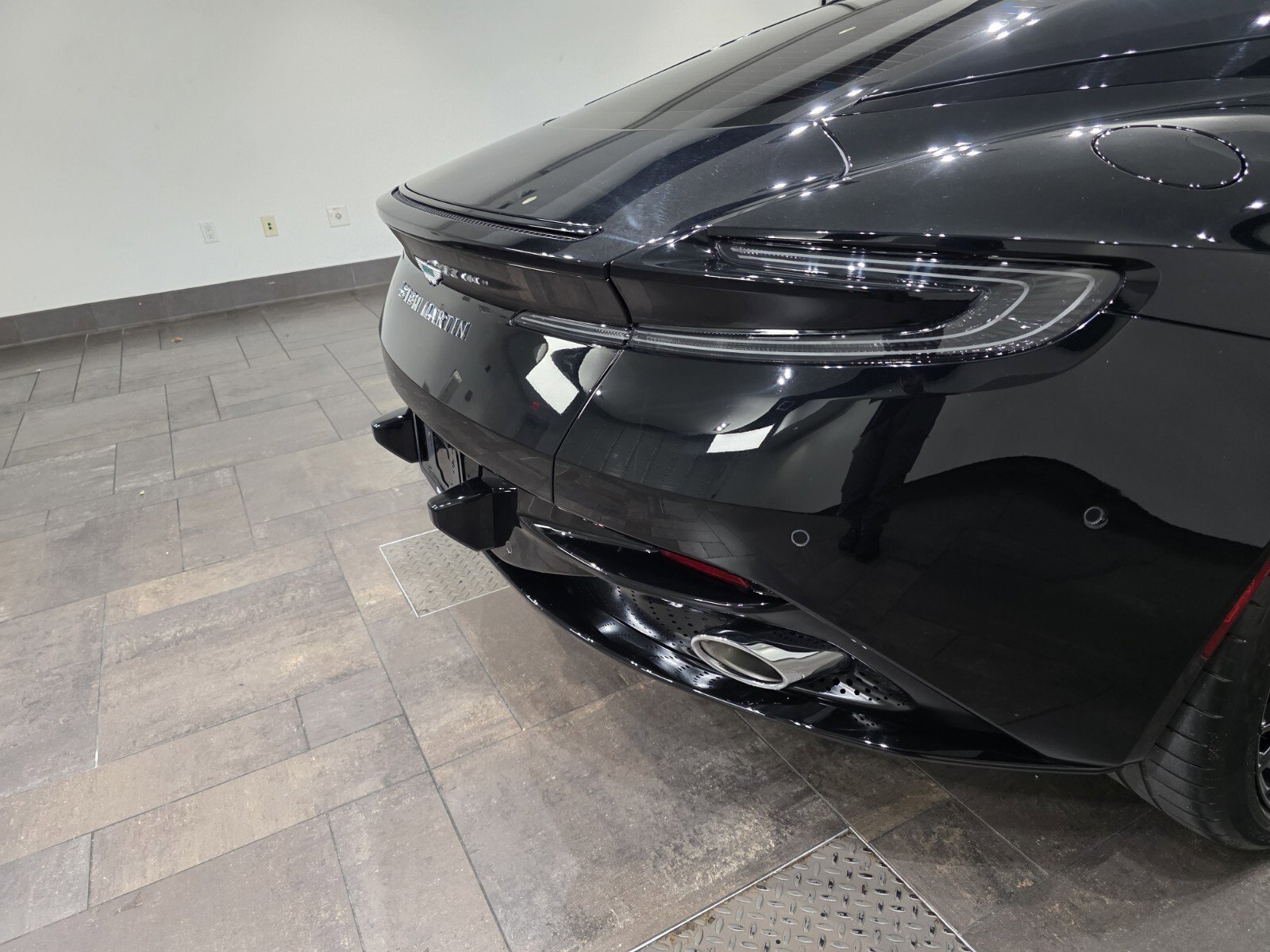 Used 2025 Aston Martin DB12 Coupe image 8