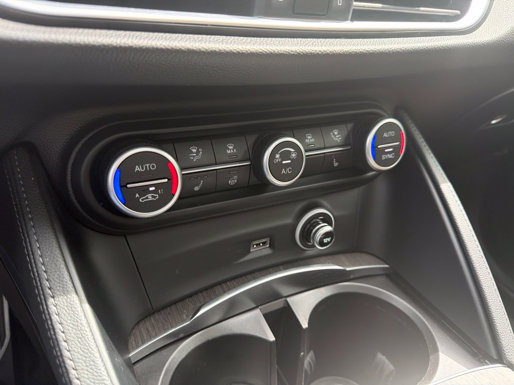 Used 2022 Alfa Romeo Stelvio Ti AWD/4WD image 32