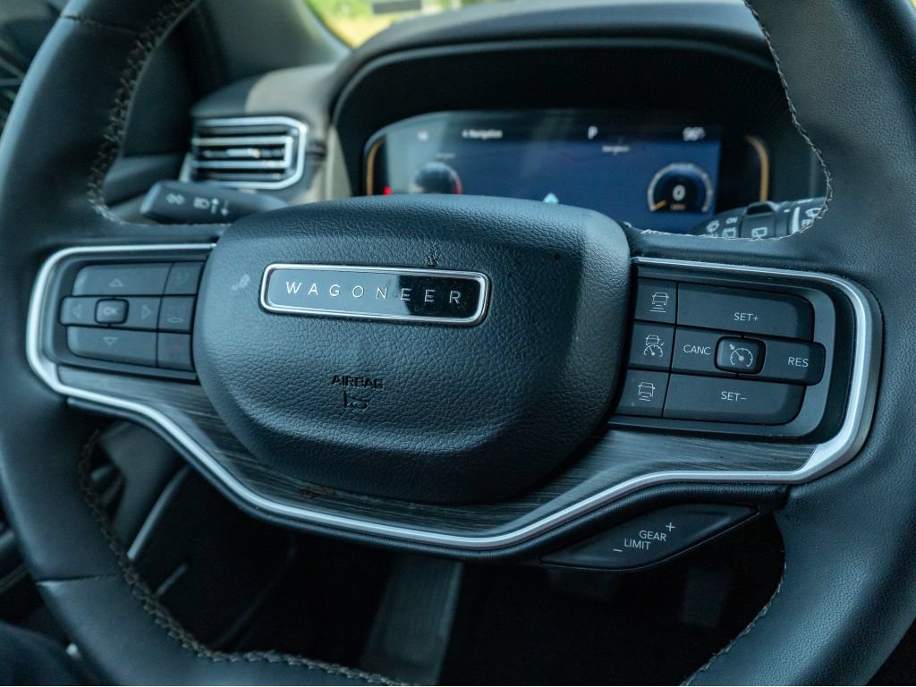 Used 2023 Jeep Wagoneer L Series II AWD/4WD image 29